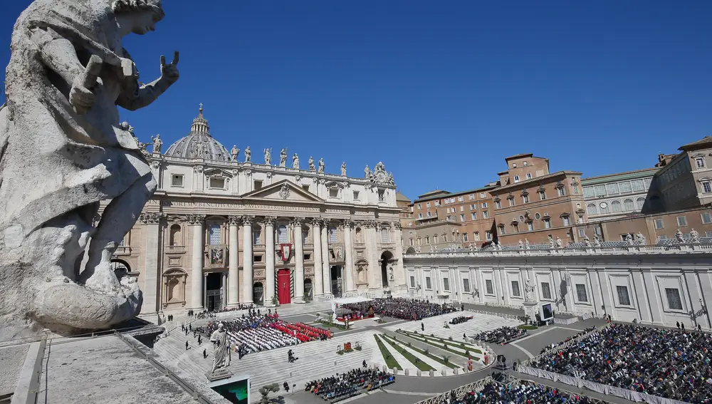 Misa en la Plaza de San Pedro en el Vaticano