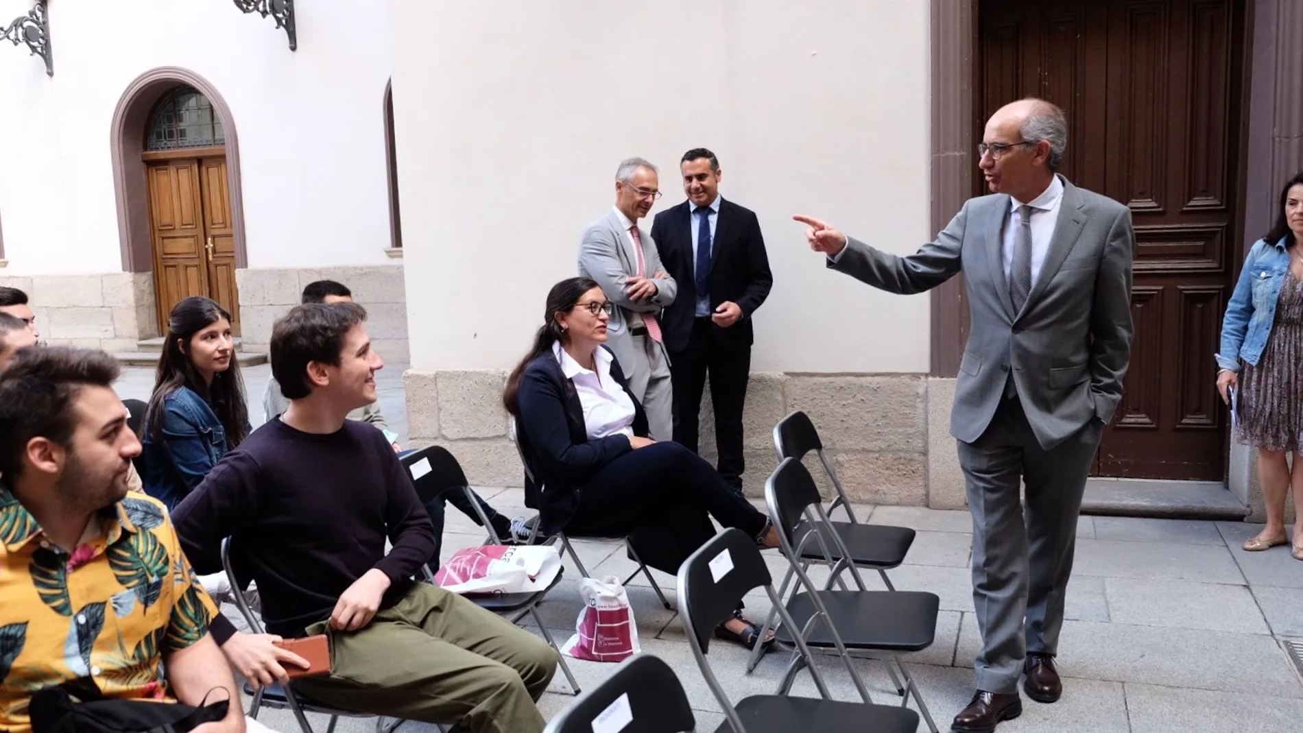 El presidente de la Diputación, Javier Iglesias, y el rector de la Universidad de Salamanca, Ricardo Rivero, reciben a los egresados participantes en el Plan de Empleo Juvenil 2021-2022
