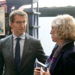 Alberto Nuñez Feijóo con Ana Iribar, viuda de Gregorio Ordóñez en la exposición que recuerda su memoria en el Parlamento de Bruselas, en presencia de Manfred Weber, presidente del PPE