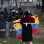 Una mujer indígena ondea hoy una bandera ecuatoriana mientras se manifiesta contra el Gobierno de Guillermo Lasso, en Quito (Ecuador). EFE/ José Jácome