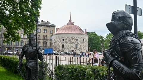 VÍBORG, 25/06/2022.- La Torre Circular de Víborg, construida por los suecos en el siglo XVI. Originalmente, era parte de la muralla que rodeaba la ciudad. No hay miedo entre los rusos que viven cerca de la frontera con Finlandia a una posible militarización de la región por los planes de ese país de ingresar en la OTAN. Más bien, sorpresa, ya que desde tiempos soviéticos los finlandeses siempre fueron el mejor de los vecinos. EFE/Ignacio Ortega