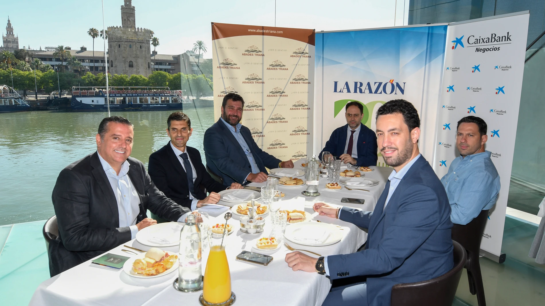 La mesa, moderada por el delegado de LA RAZÓN, José Lugo, tuvo lugar en el restaurante Abades Triana de Sevilla