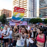 Unas 70 organizaciones participan en la manifestación del Orgull LGTBI+ en València con el lema “Davant l’odi: drets i Orgull” ("Ante el odio: derechos y Orgullo"). En la imagen un participante en la manifestación reivindica la palabra 'maricón' no como un insulto