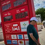 Paneles informáticos donde se informa de los precios de los carburantes