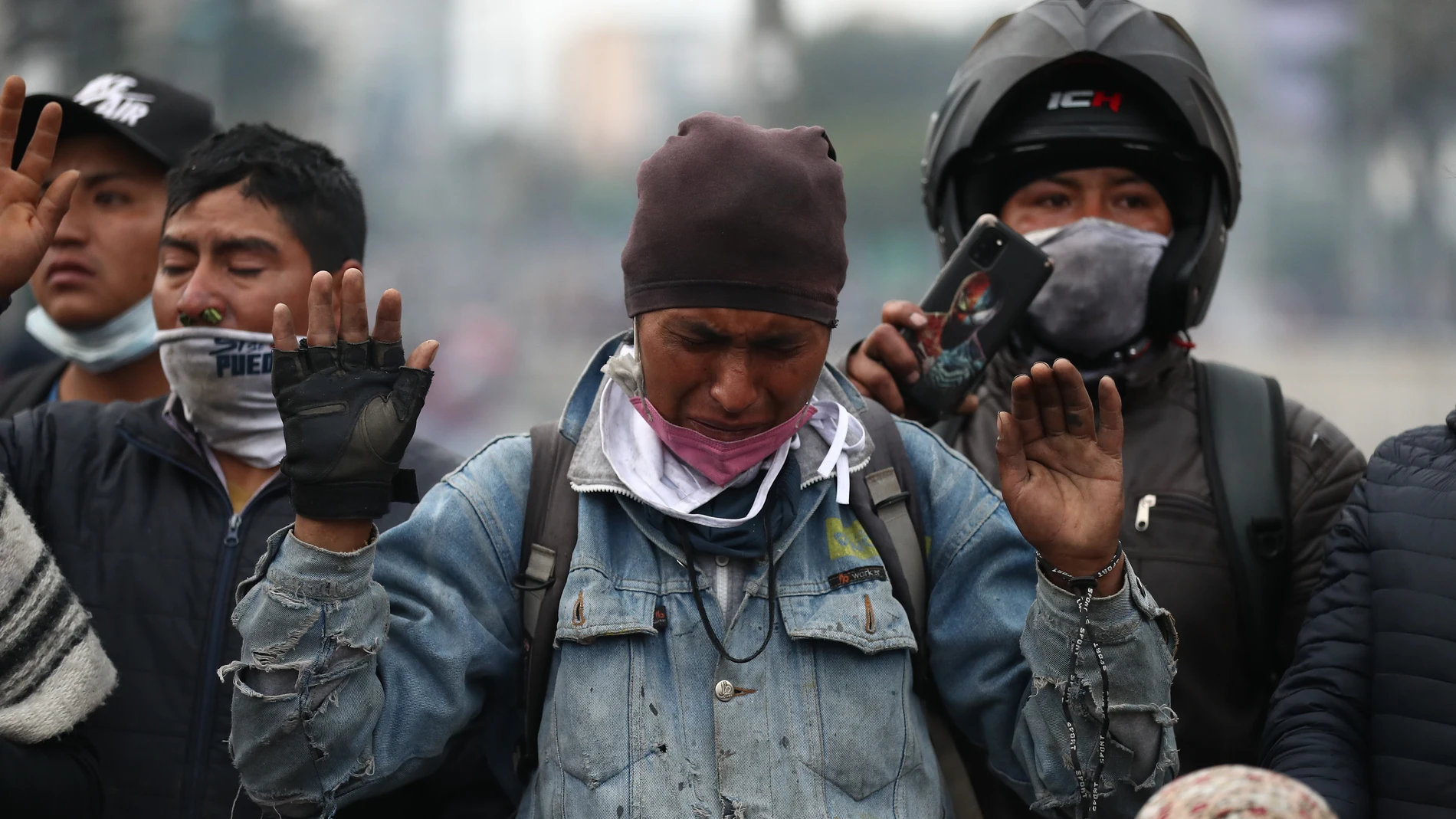 Manifestantes indígenas piden el cese de la represión a las protestas contra el Gobierno de Guillermo Lasso, en Quito