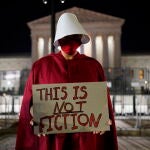 Una mujer protesta frente al Tribunal Supremo de los EE UU en Washington disfrazada de la protagonista de la serie «El cuento de la criada»