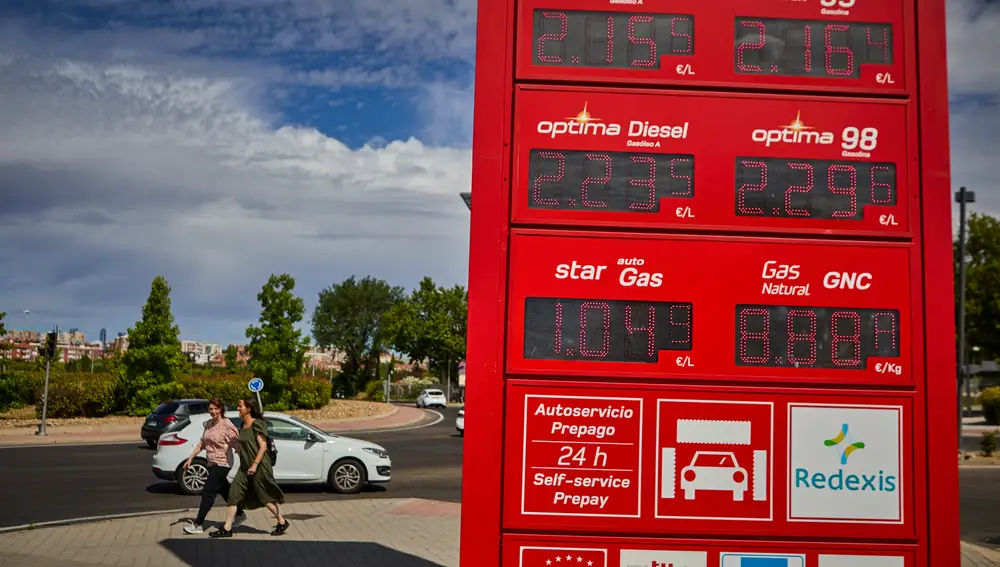 Paneles informáticos donde se informa de los precios de los carburantes en una estación de servicio de la capital.