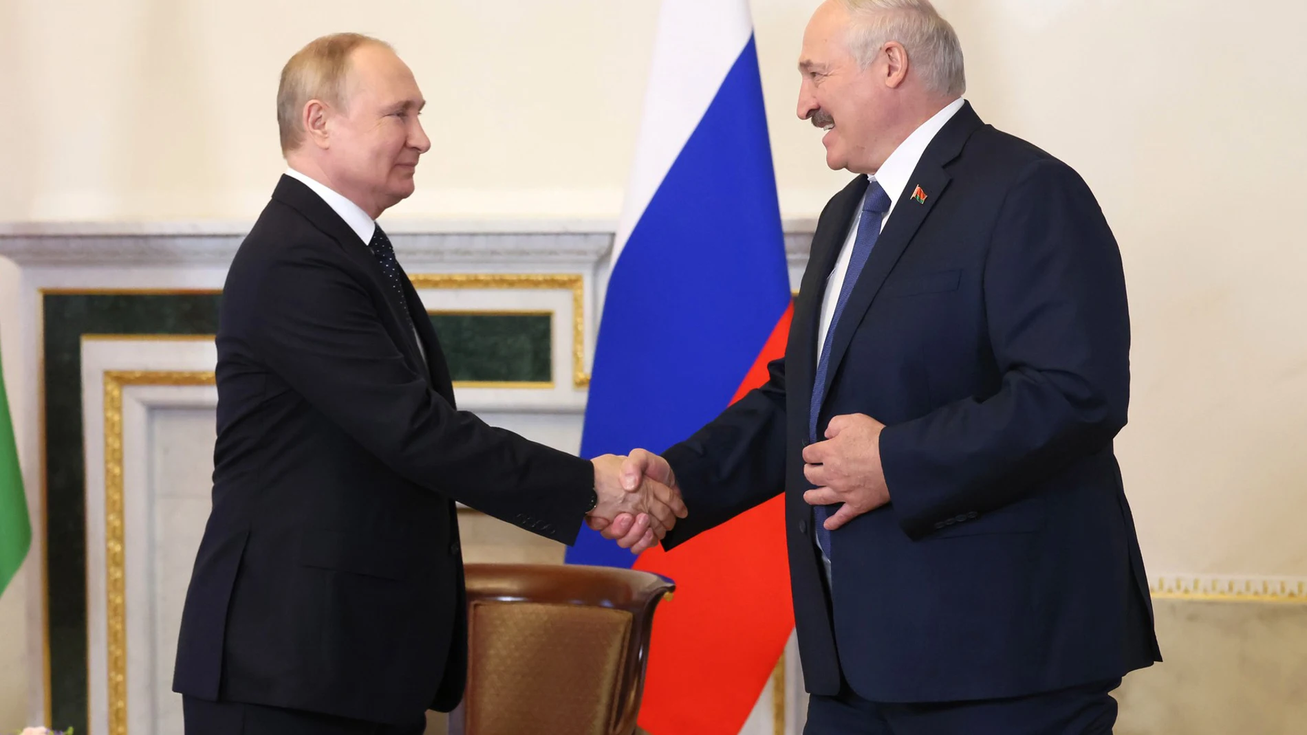 El presidente ruso Vladimir Putin (izq.) reunido con el mandatario bielorruso Alexander Lukashenko (der.)