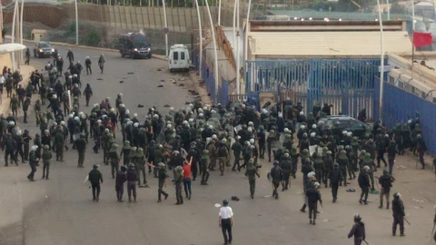 Fotografías cedidas a EFE por una vecina del Barrio Chino, en la provincia de Nador y fronterizo con Melilla. Las fotografías fueron tomadas durante el asalto de cientos de inmigrantes subsaharianos a las vallas