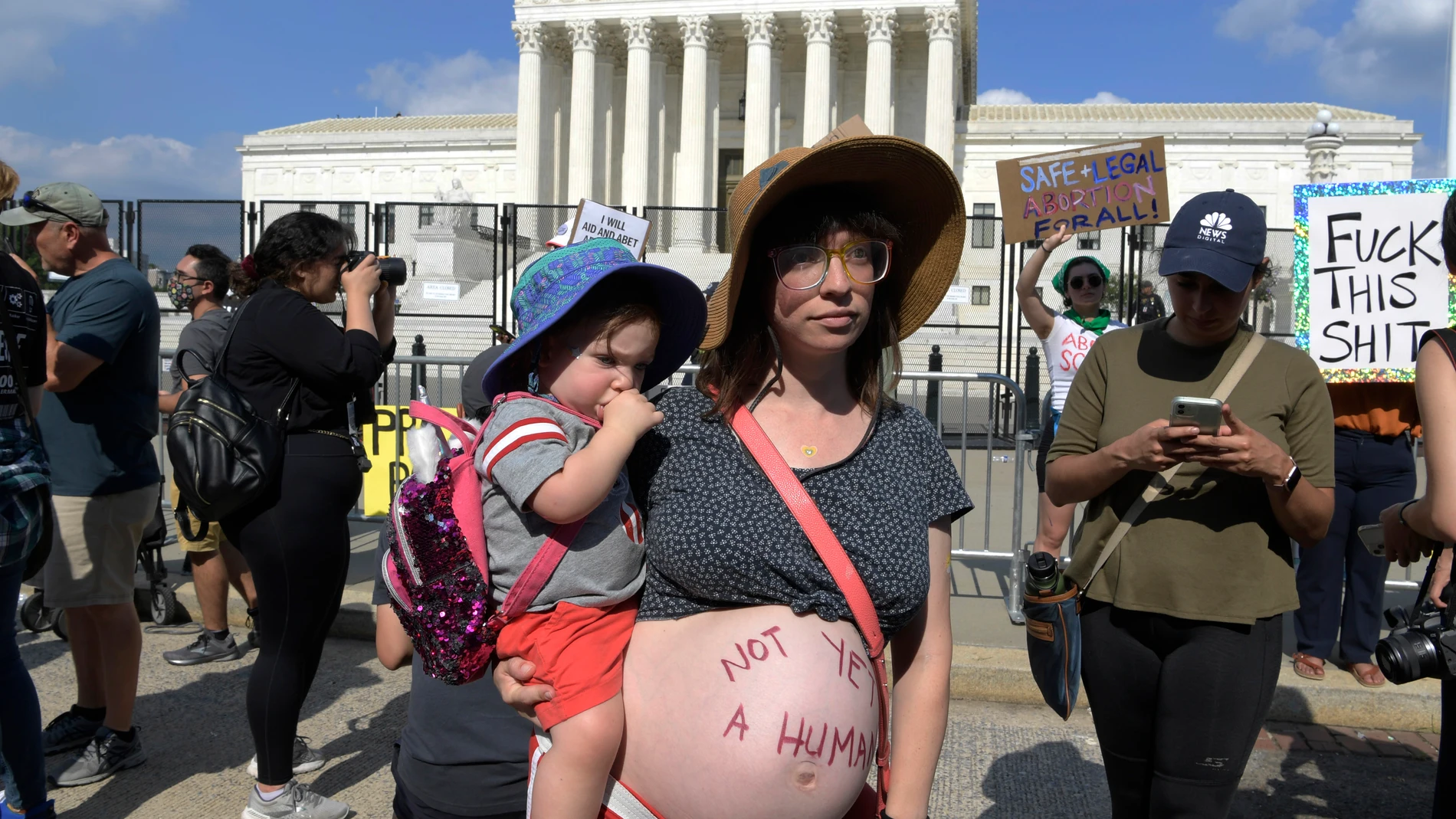 Una mujer embarazada lleva escrito en su vientre "Todavía no es un humanos"