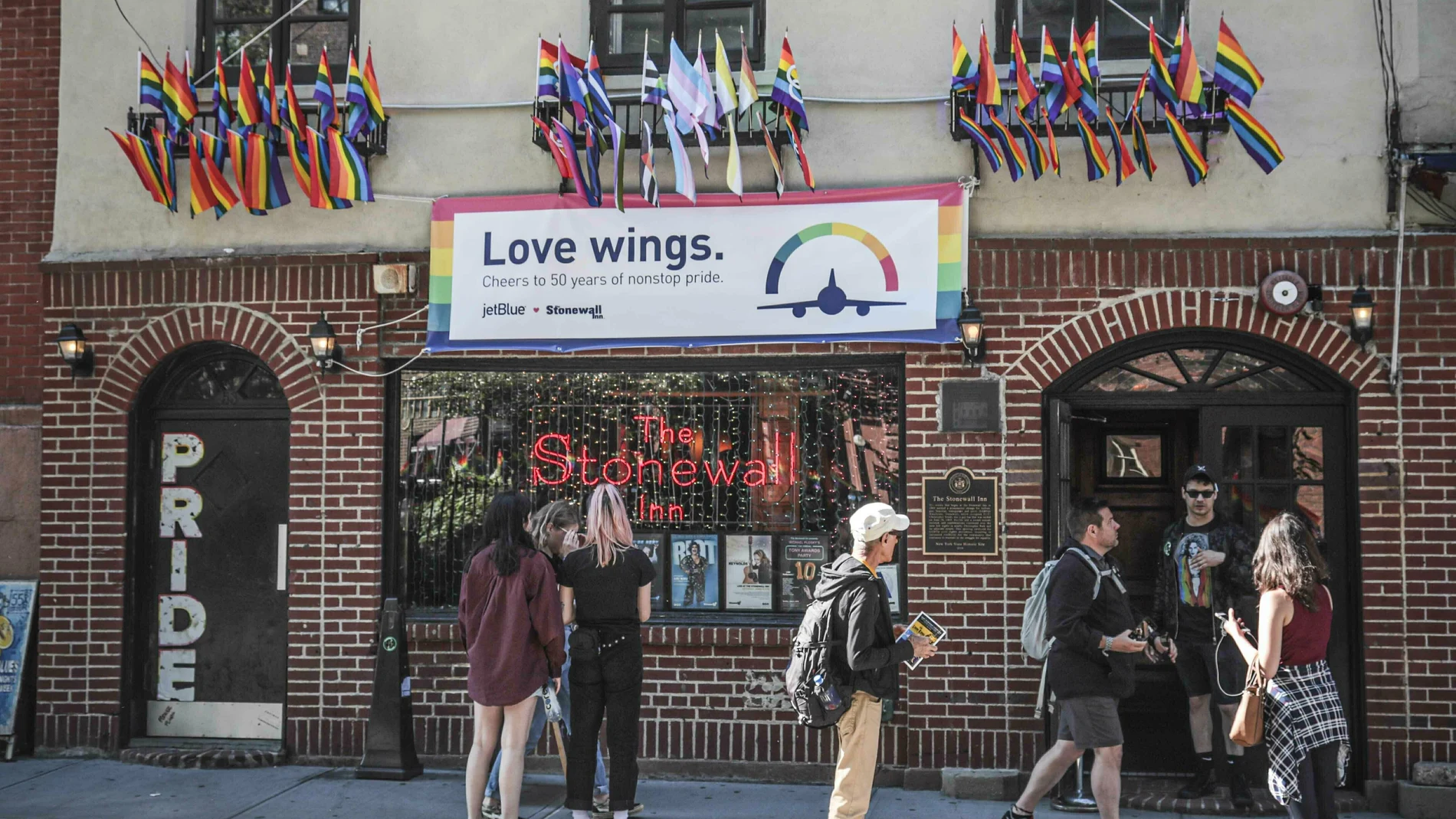 Fachada del emblemático bar Stonewall Inn, donde sucedieron las protestas que conmemoran el Día del Orgullo LGTBI