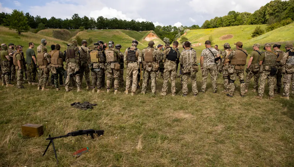 Combatientes del Ejército Azov durante un entrenamiento, en las afueras de Járkov (Ucrania).