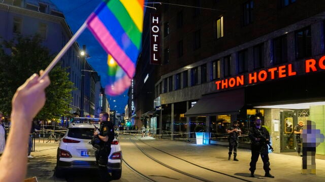 La Policía vigila el barrio gay de Oslo en junio de 2023