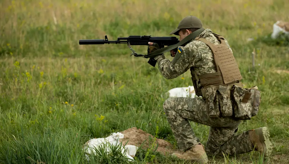 Un combatiente del Ejército Azov mientras dispara su arma durante un entrenamiento, en las afueras de Járkov