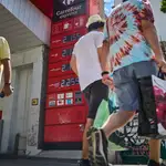 Paneles informáticos donde se informa de los precios de los carburantes en una estación de servicio de Madrid