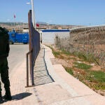 Vista de las vallas del paso fronterizo de Nador con Melilla, zona de Barrio Chino, que atravesaron los inmigrantes.. EFE/María Traspaderne