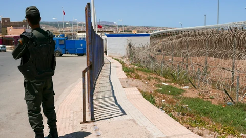 Vista de las vallas del paso fronterizo de Nador con Melilla, zona de Barrio Chino, que atravesaron los inmigrantes.. EFE/María Traspaderne