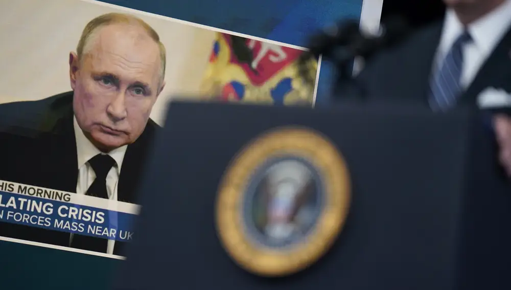 El presidente Joe Biden habla sobre los precios de la gasolina mientras una imagen del presidente ruso, Vladimir Putin, aparece en una pantalla detrás de él | Fuente: Evan Vucci / AP