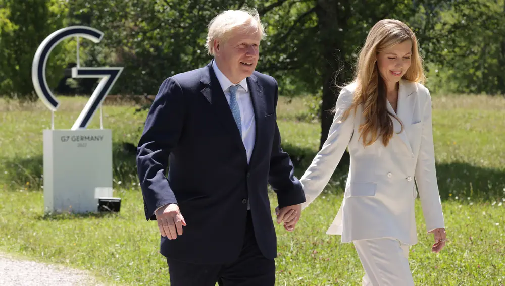 Boris Johnson con su esposa Carrie Johnson en el G-7