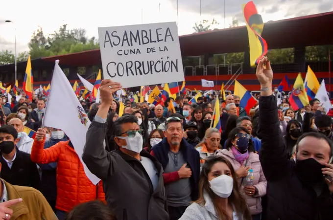 Lasso baja la gasolina para frenar las protestas en Ecuador