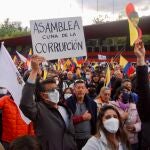 Residentes de un barrio acomodado de Quito se manifiestan en contra de los bloqueos generados por las protestas contra el Gobierno de Lasso