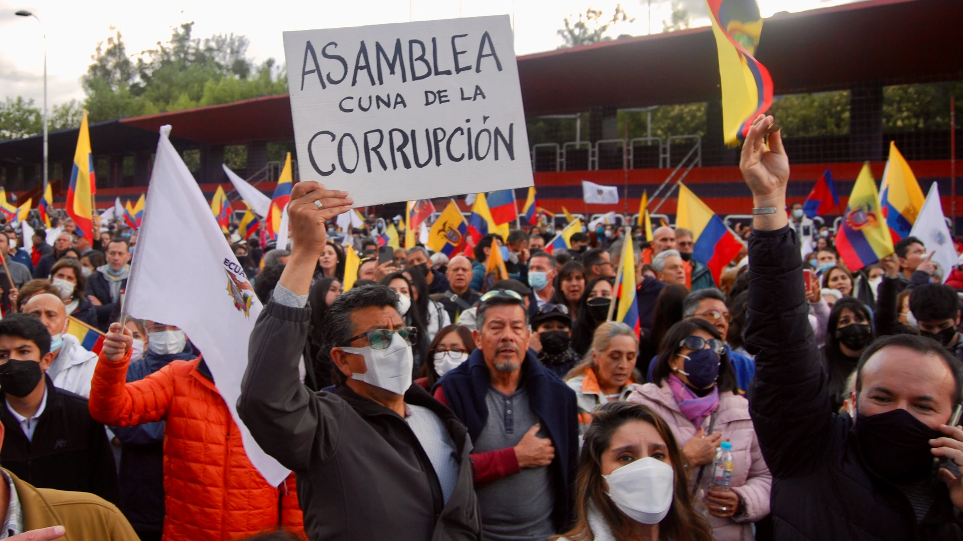 Residentes de un barrio acomodado de Quito se manifiestan en contra de los bloqueos generados por las protestas contra el Gobierno de Lasso