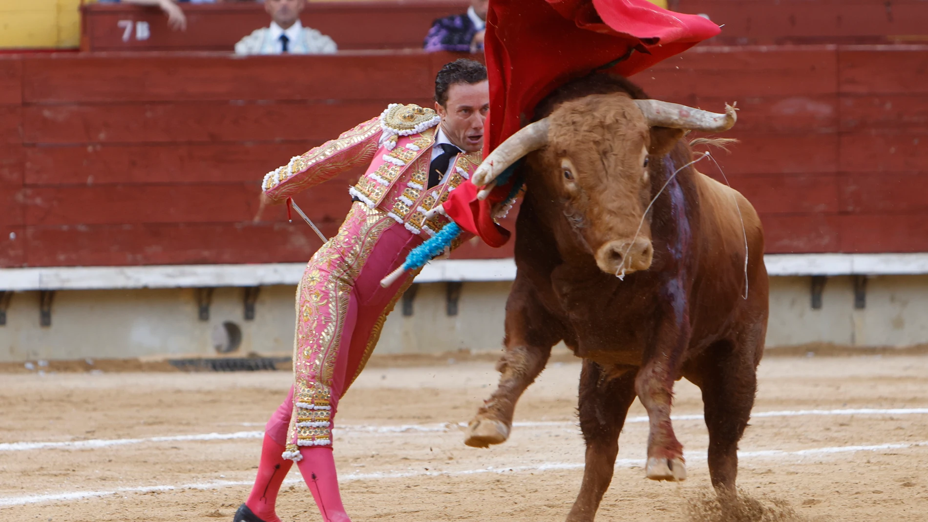 CASTELLÓN, 26/06/2022.- El diestro Rafaelillo con su primer toro hoy domingo en el festejo taurino de la Feria de Sant Joan i Sant Pere de Castellón, con toros de Miura y El Pilar. EFE/Domenech Castelló