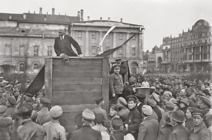 Lenin en la Plaza Sverdlov de Moscú habla a las unidades del Ejército Rojo antes de partir hacia la guerra civil