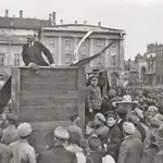 Lenin en la Plaza Sverdlov de Moscú habla a las unidades del Ejército Rojo antes de partir hacia la guerra civil