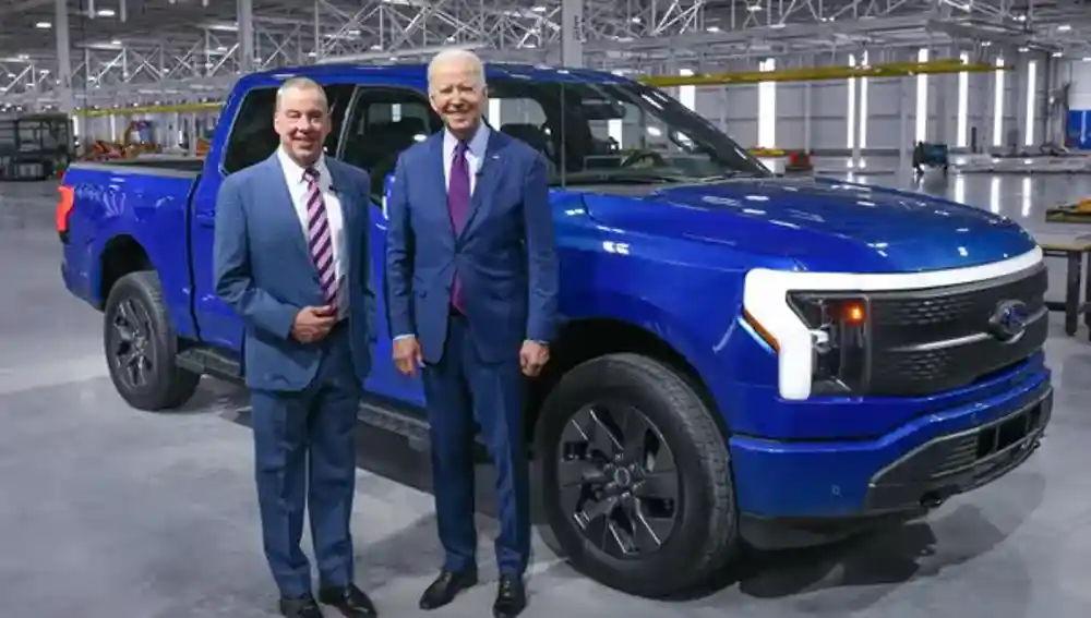 El presidente ejecutivo, Bill Ford (i), mientras posa con el presidente, Joe Biden (d), frente a la &quot;pickup&quot; (camioneta) eléctrica F-150 Lightning el 18 de mayo de 2021 en Dearborn, Michigan