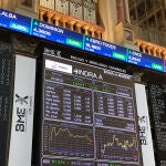 Vista de las pantallas que muestran la evolución del IBEX 35 este lunes, 27 de junio