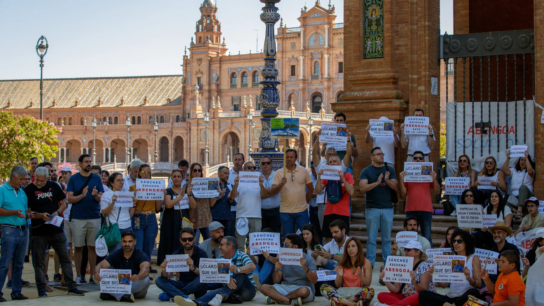 Trabajadores de Abengoa y familiares han realizado este lunes una sentada ante la sede la Delegación del Gobierno de Andalucía, en la Plaza de España de Sevilla
