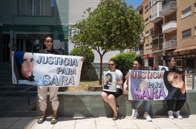 La familia de Sara G., frente a la puerta de los juzgados de Cartagena, en una imagen de archivo