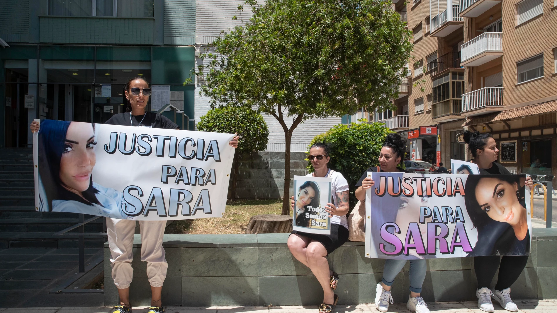 La familia de Sara G., una mujer de 39 años que falleció en la UCI un mes después debido a un fallo multiorgánico este lunes frente a la puerta de los juzgados de Cartagena donde han declarado en calidad de investigados, el cirujano y el anestesista que intervinieron en una operación de lipoescultura a Sara.