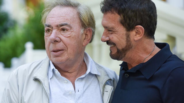 Antonio Banderas (dcha.) y el compositor británico Andrew Lloyd Webber, ayer, en los jardines del Hotel Mandarín Oriental Ritz, en Madrid