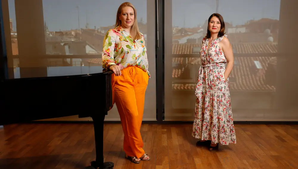 Saioa Hernández, junto al piano, y Silvia Tro Santafé, se enfrentan al reto de este Verdi