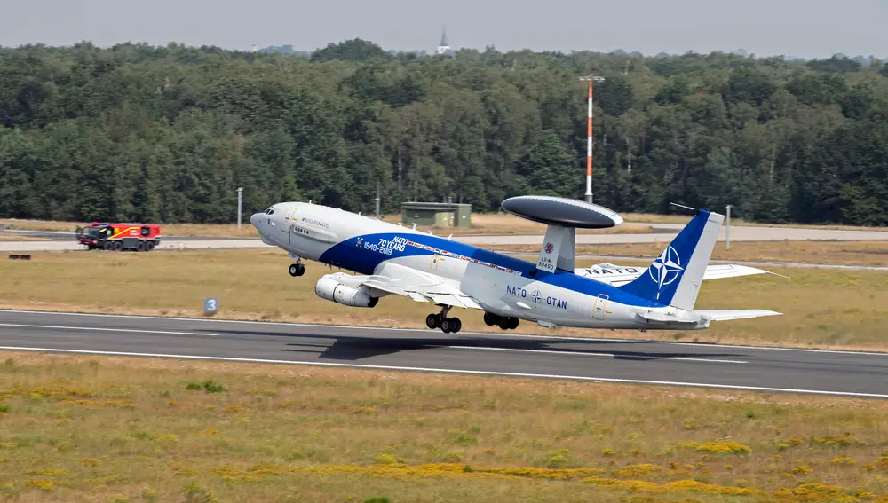 Avión AWACS de la OTAn en una imagen en Estonia.