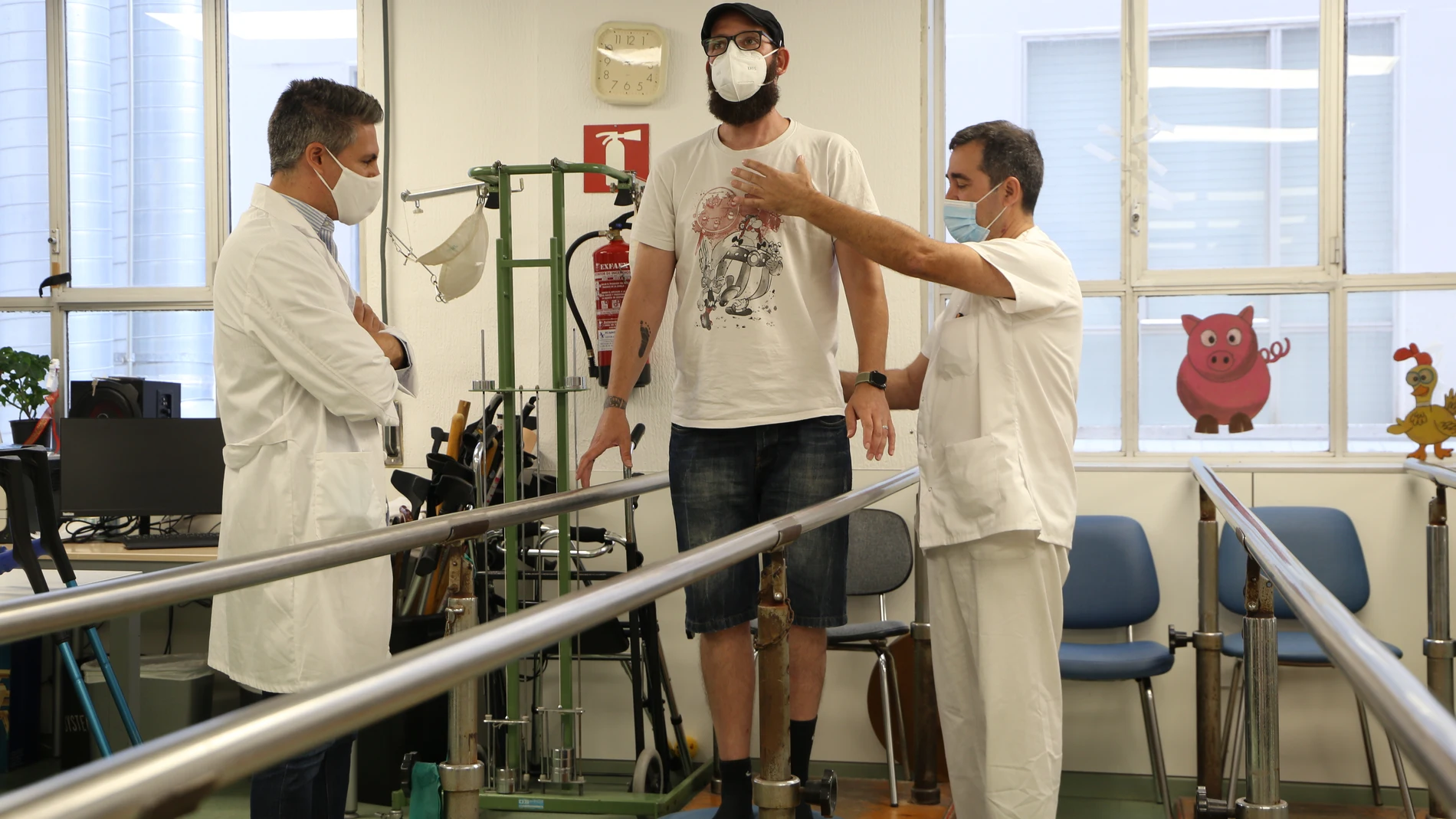 El doctor Xuxo Segura observa a Iván Bustos durante un ejercicio de rehabilitación