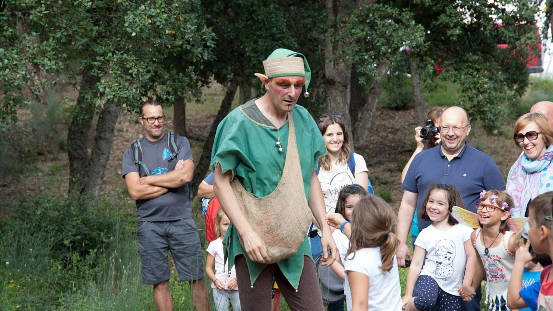 La asociación El Zofreral y la compañía Dinamia Teatro organizan una Senda Encantada en el bosque de alcornoques de la localidad berciana de Cobrana