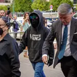 El Cuco, con el rostro oculto, entre su madre y su abogado, Agustín Martínez, a su llegada al juicio celebrado a finales de mayo