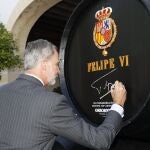 Felipe VI visitó en El Puerto de Santa María las bodegas “Osborne”, con motivo de la conmemoración del 250º del nacimiento de las bodegas Osborne.