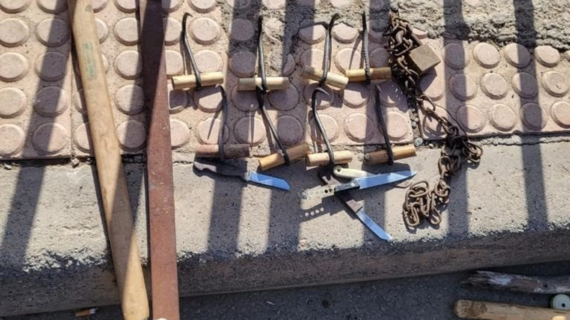 Objetos utilizados por inmigrantes subsaharianos contra la Policía marroquí en el asalto a la valla de Melilla