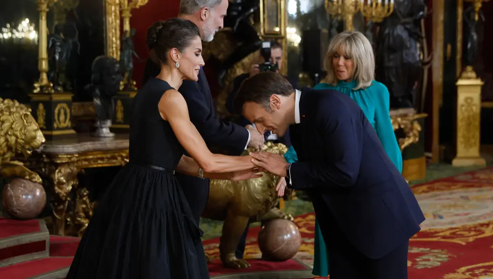 Los Reyes saludan al presidente de Francia, Emmanuel Macron, y su mujer, Brigitte