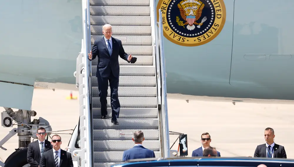 Joe Biden desciende las escaleras del avión presidencial Air Force One, este martes a su llegada a la Base Aérea de Torrejón de Ardoz
