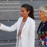 La Reina Letizia y la primera dama de Estados Unidos, Jill Biden (d) visitan ese martes, el centro de acogida de refugiados ucranianos, en Pozuelo de Alarcón (Madrid). EFE/ Mariscal