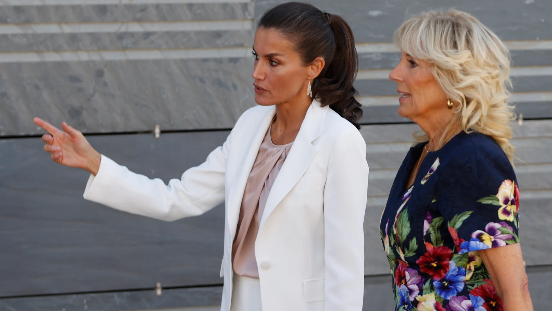 La Reina Letizia y la primera dama de Estados Unidos, Jill Biden (d) visitan ese martes, el centro de acogida de refugiados ucranianos, en Pozuelo de Alarcón (Madrid). EFE/ Mariscal