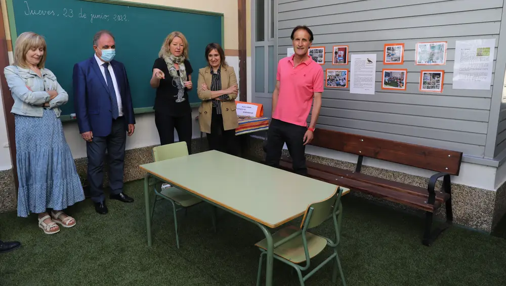 La consejera de Educación, Rocío Lucas, junto a la directora del colegio Pan y Guindas, Soraya Román y la jefa de estudios Elisa González, informa de las novedades sobre la oferta gratuita para los alumnos de dos a tres años durante el curso 2022-2023