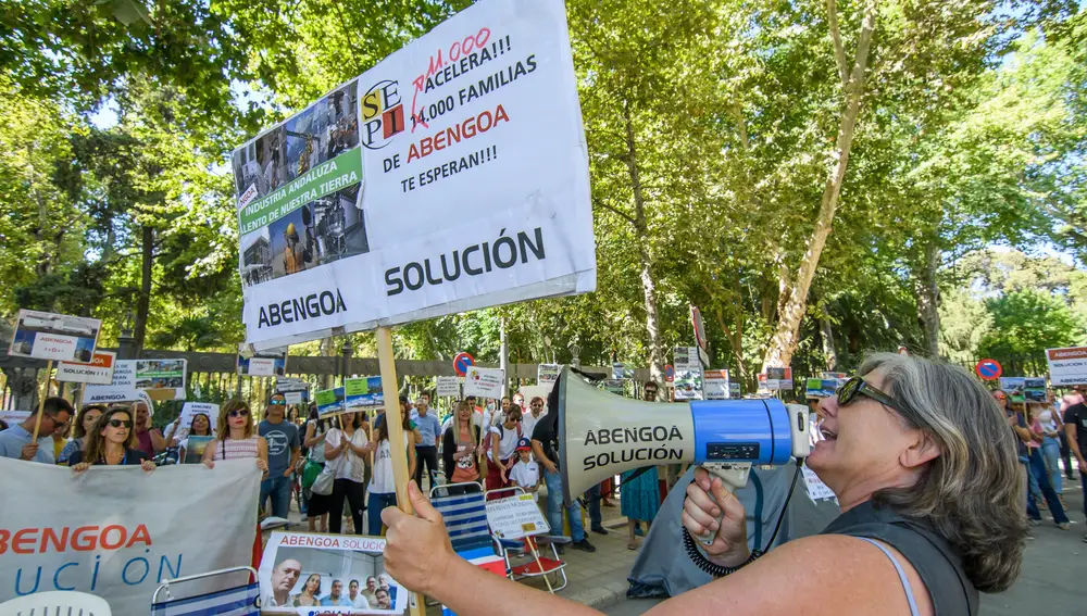 Una trabajadora de Abengoa lanza algunas proclamas junto a varios compañeros y familiares, este martes en Sevilla