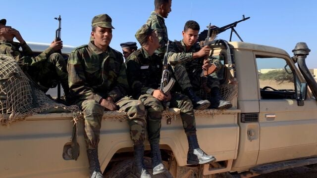 Soldados saharauis patrullan en «zonas liberadas» del desierto próximas al muro de separación con Marruecos