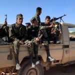 Soldados saharauis patrullan en «zonas liberadas» del desierto próximas al muro de separación con Marruecos